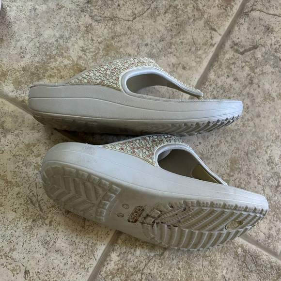 Elegant Crocs sandals, size 8 - Picture 2 of 3